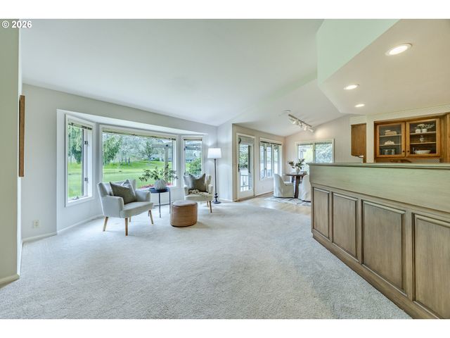 982 SHAUGHNESSY Ln, Eugene, OR 97401