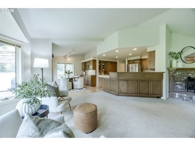 982 SHAUGHNESSY Ln, Eugene, OR 97401