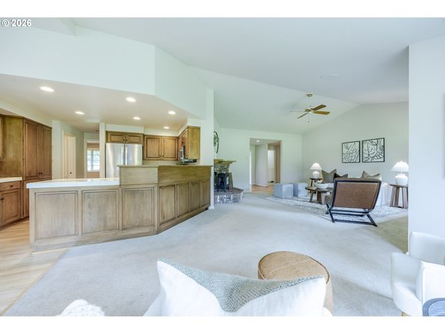 982 SHAUGHNESSY Ln, Eugene, OR 97401