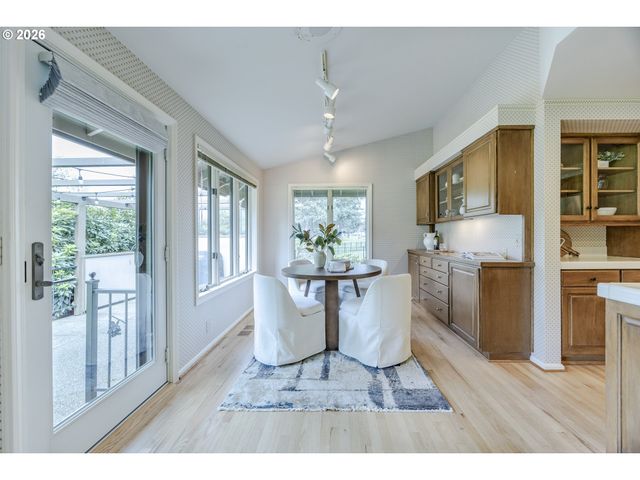 982 SHAUGHNESSY Ln, Eugene, OR 97401