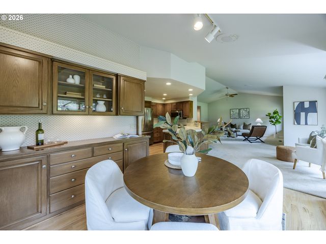 982 SHAUGHNESSY Ln, Eugene, OR 97401