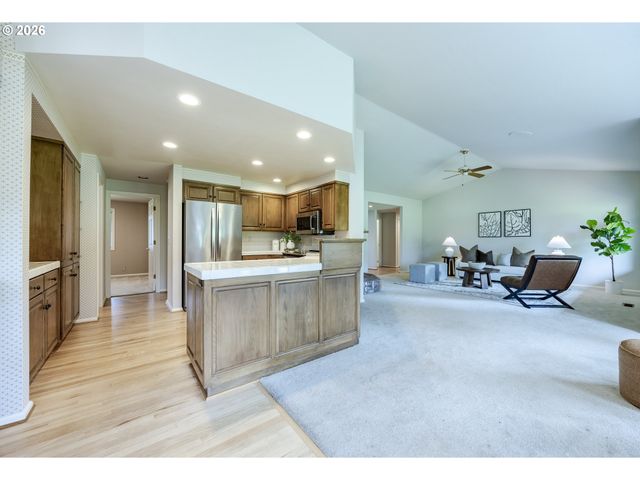 982 SHAUGHNESSY Ln, Eugene, OR 97401