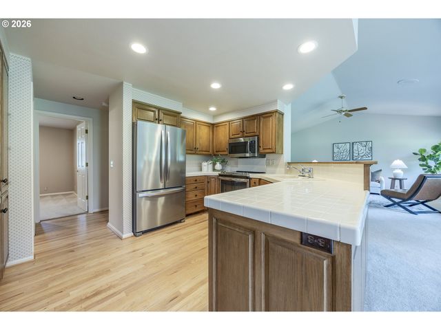 982 SHAUGHNESSY Ln, Eugene, OR 97401