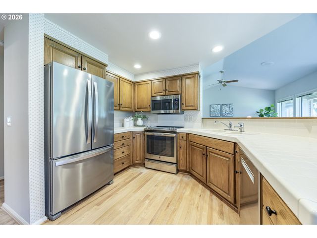 982 SHAUGHNESSY Ln, Eugene, OR 97401