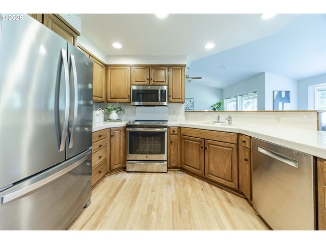 982 SHAUGHNESSY Ln, Eugene, OR 97401