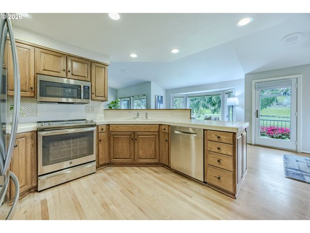 982 SHAUGHNESSY Ln, Eugene, OR 97401