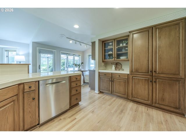 982 SHAUGHNESSY Ln, Eugene, OR 97401