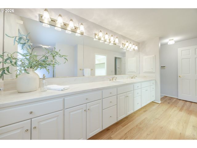 982 SHAUGHNESSY Ln, Eugene, OR 97401