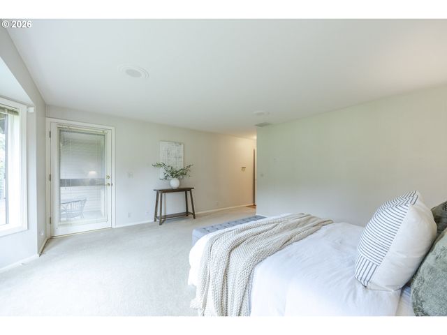 982 SHAUGHNESSY Ln, Eugene, OR 97401