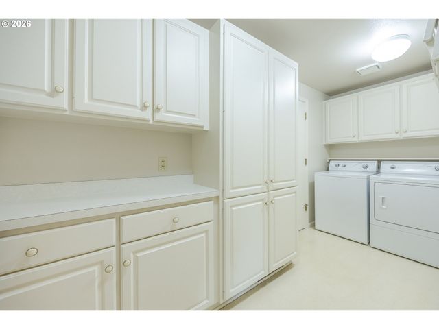 982 SHAUGHNESSY Ln, Eugene, OR 97401