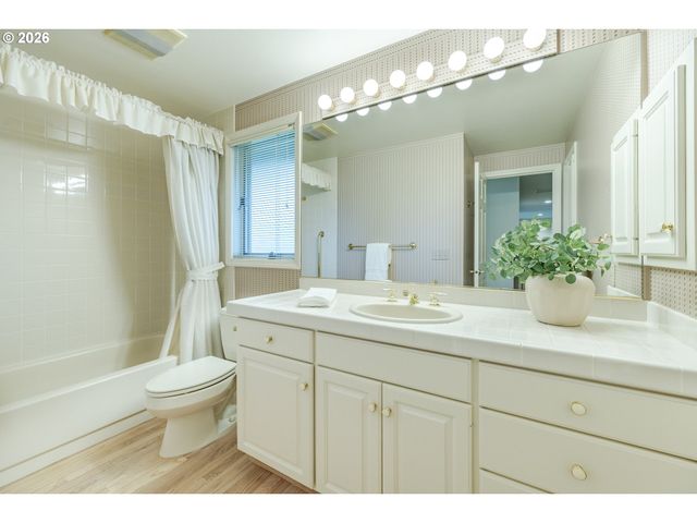 982 SHAUGHNESSY Ln, Eugene, OR 97401