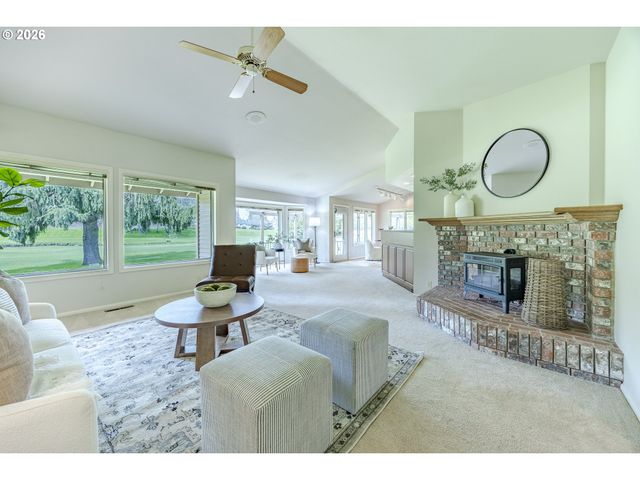 982 SHAUGHNESSY Ln, Eugene, OR 97401