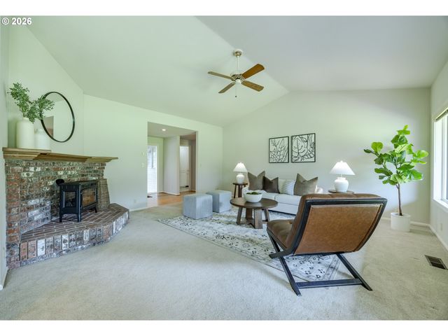 982 SHAUGHNESSY Ln, Eugene, OR 97401