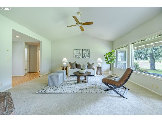 982 SHAUGHNESSY Ln, Eugene, OR 97401