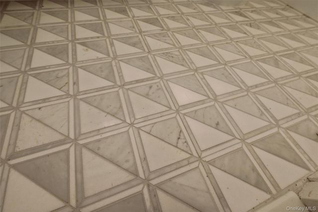 70 Pheasant Run, Roslyn, NY 11576