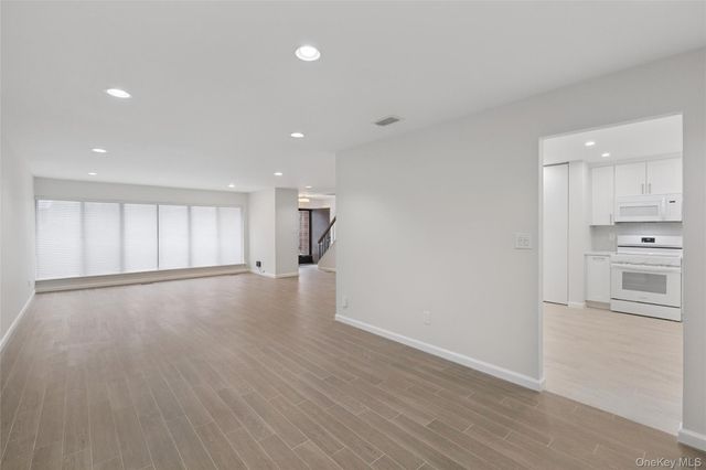 70 Pheasant Run, Roslyn, NY 11576