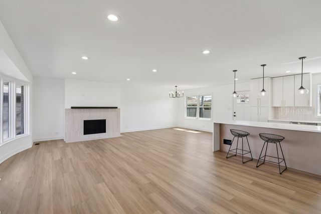 8135 W Rascher Avenue, Chicago, IL 60656