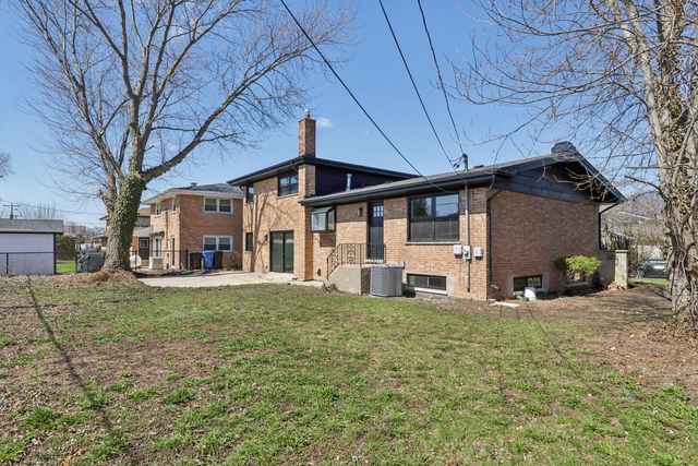 8135 W Rascher Avenue, Chicago, IL 60656