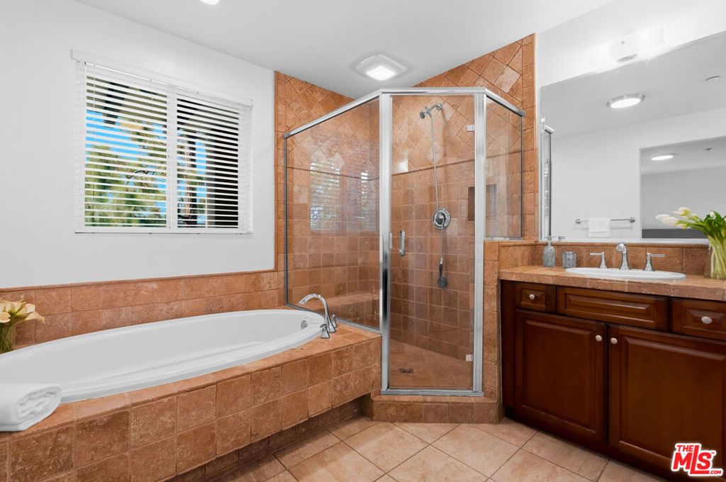 Image 25 of property listing at 13031 Villosa Place 142, Playa Vista, CA 90094