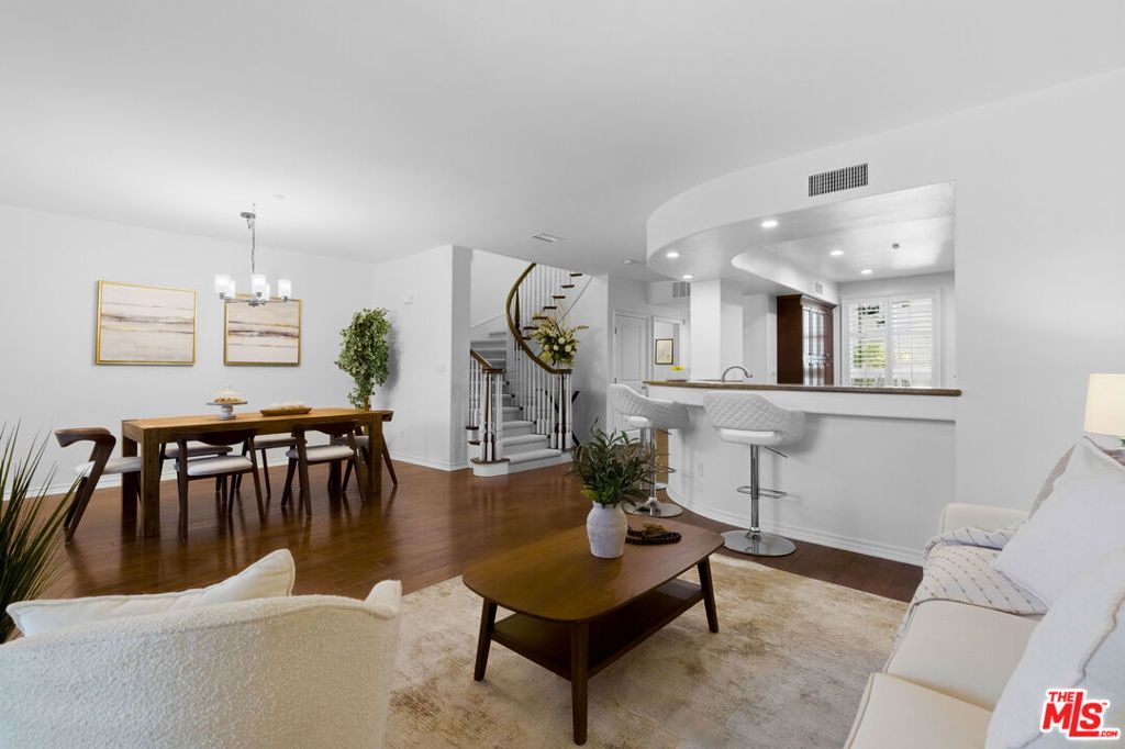 Image 3 of property listing at 13031 Villosa Place 142, Playa Vista, CA 90094