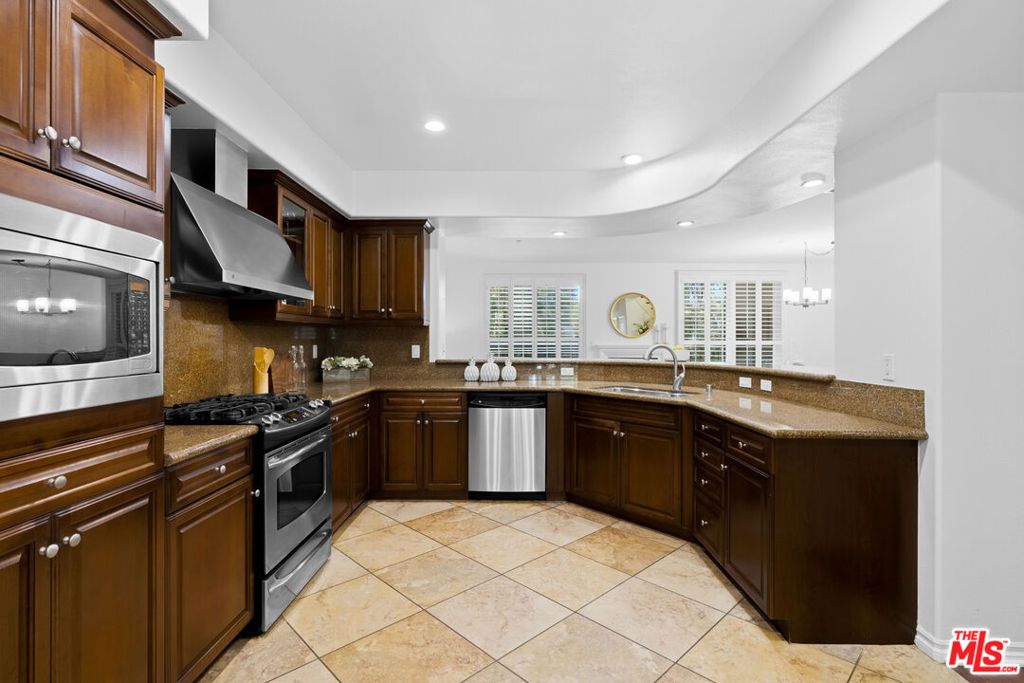 Image 5 of property listing at 13031 Villosa Place 142, Playa Vista, CA 90094