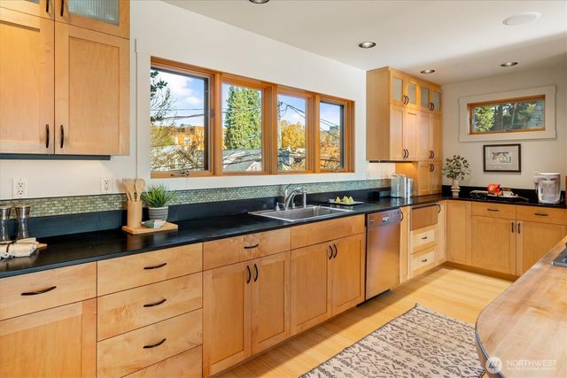 1209 N 44th Street, Seattle, WA 98103