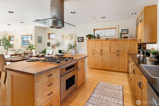 1209 N 44th Street, Seattle, WA 98103