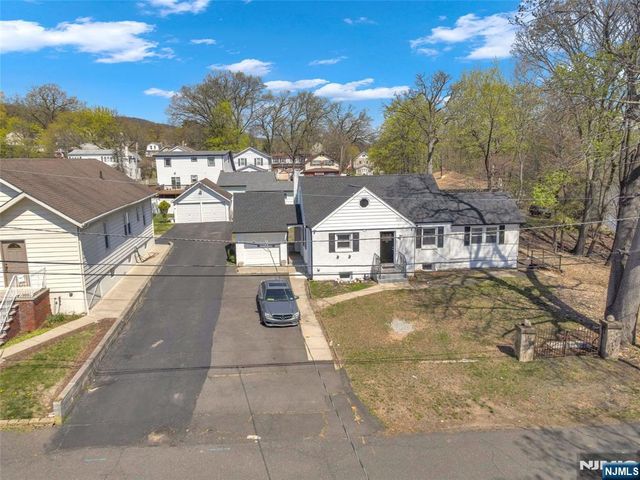 29 Stansfield Place, North Haledon, NJ 07508