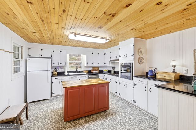 1879 Falls Road, Toccoa, GA 30577