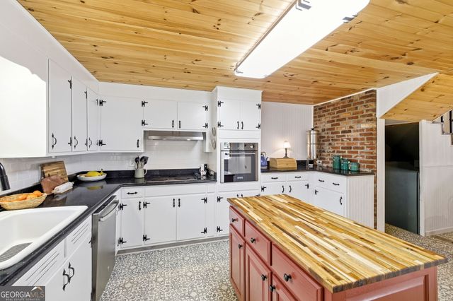 1879 Falls Road, Toccoa, GA 30577