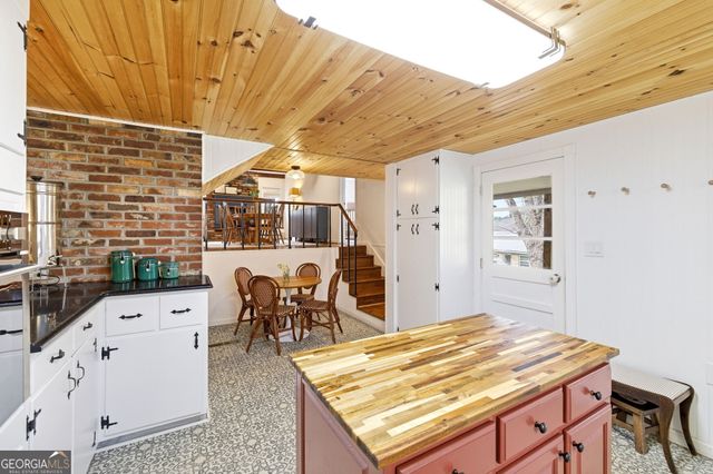 1879 Falls Road, Toccoa, GA 30577