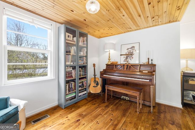 1879 Falls Road, Toccoa, GA 30577