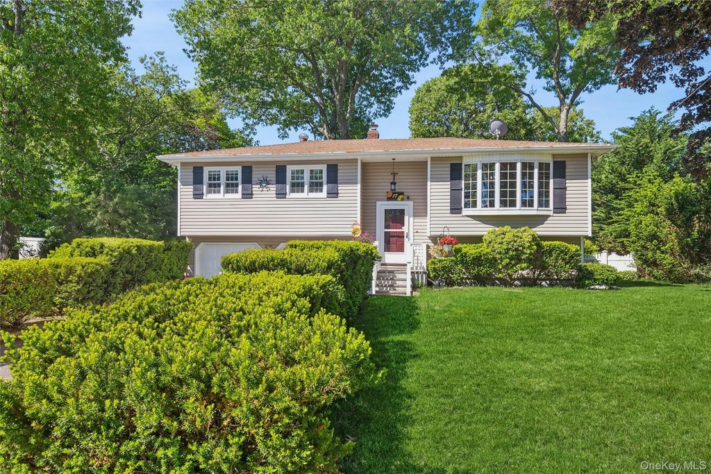 17 Joyce Drive, Riverhead, NY 11901