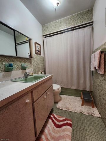 33 Livingston Ave 2, Lyndhurst Twp., NJ 07071