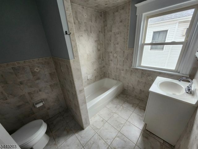 33 Livingston Ave 2, Lyndhurst Twp., NJ 07071