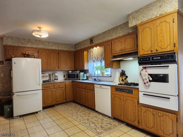 33 Livingston Ave 2, Lyndhurst Twp., NJ 07071