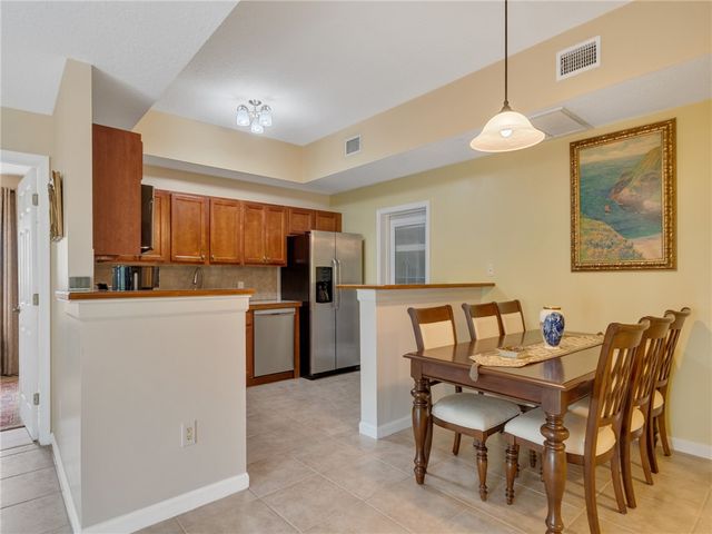 560 7th Square 102, Vero Beach, FL 32962