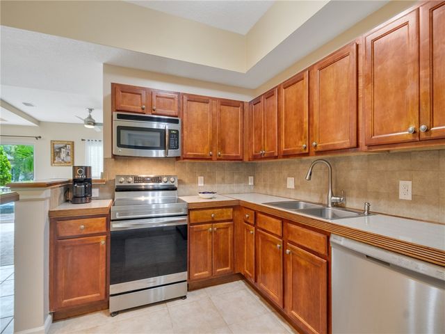 560 7th Square 102, Vero Beach, FL 32962