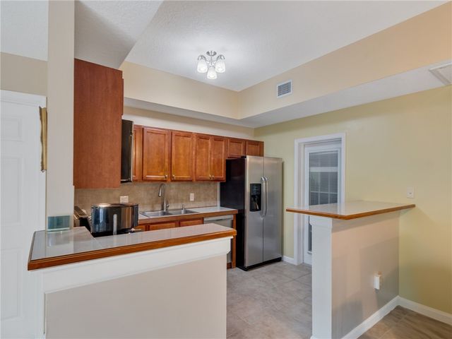 560 7th Square 102, Vero Beach, FL 32962