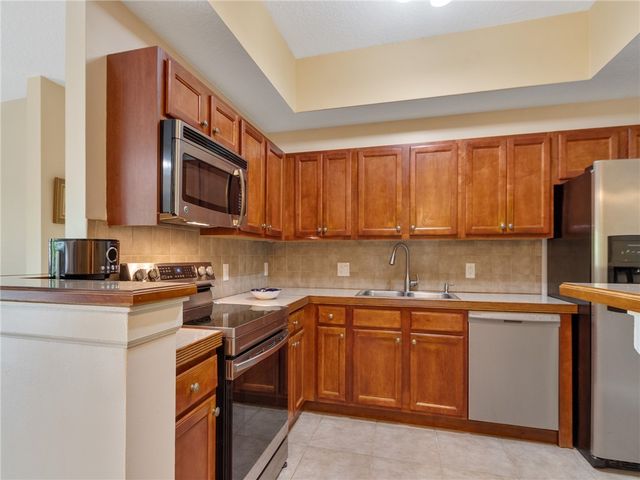 560 7th Square 102, Vero Beach, FL 32962