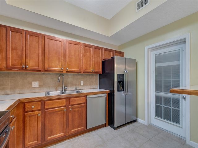 560 7th Square 102, Vero Beach, FL 32962