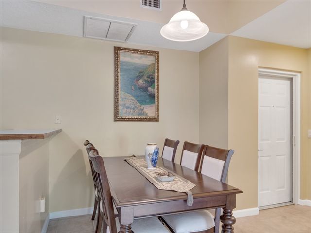 560 7th Square 102, Vero Beach, FL 32962