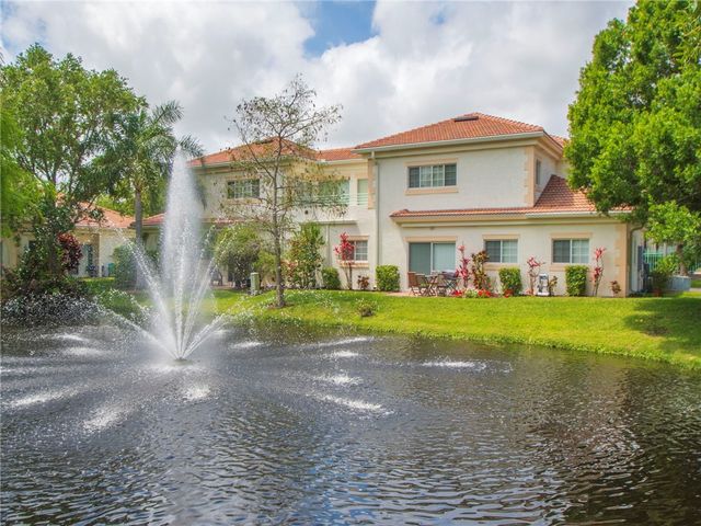 560 7th Square 102, Vero Beach, FL 32962