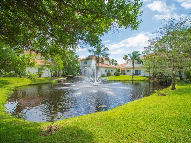 560 7th Square 102, Vero Beach, FL 32962