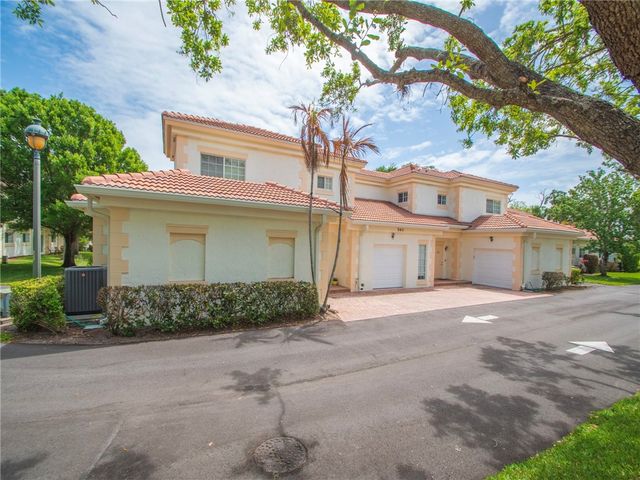 560 7th Square 102, Vero Beach, FL 32962