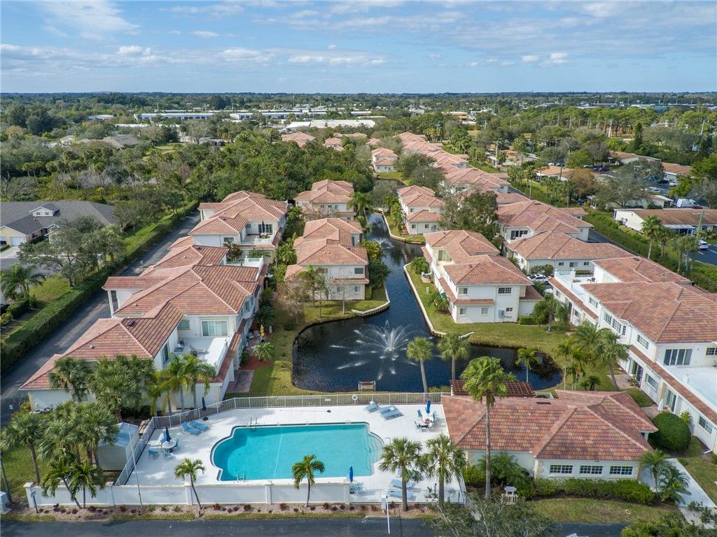 560 7th Square 102, Vero Beach, FL 32962