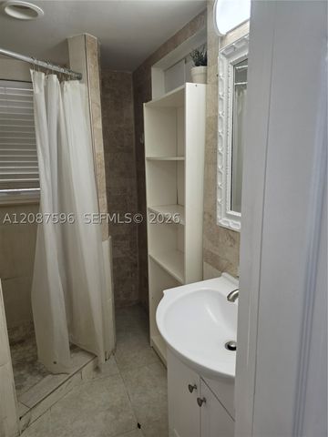 5712 Hollywood Blvd 1, Hollywood, FL 33021