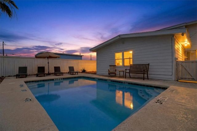 1310 S 11th St, Port Aransas, TX 78373