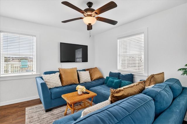 1310 S 11th St, Port Aransas, TX 78373