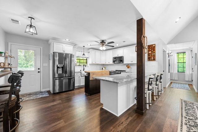 1300 Brummit Rd, Charlotte, TN 37036